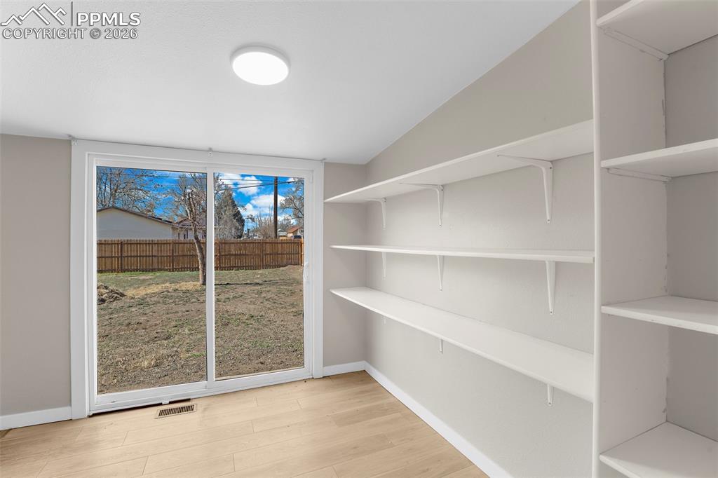 Image 14 of 30: Dining Area