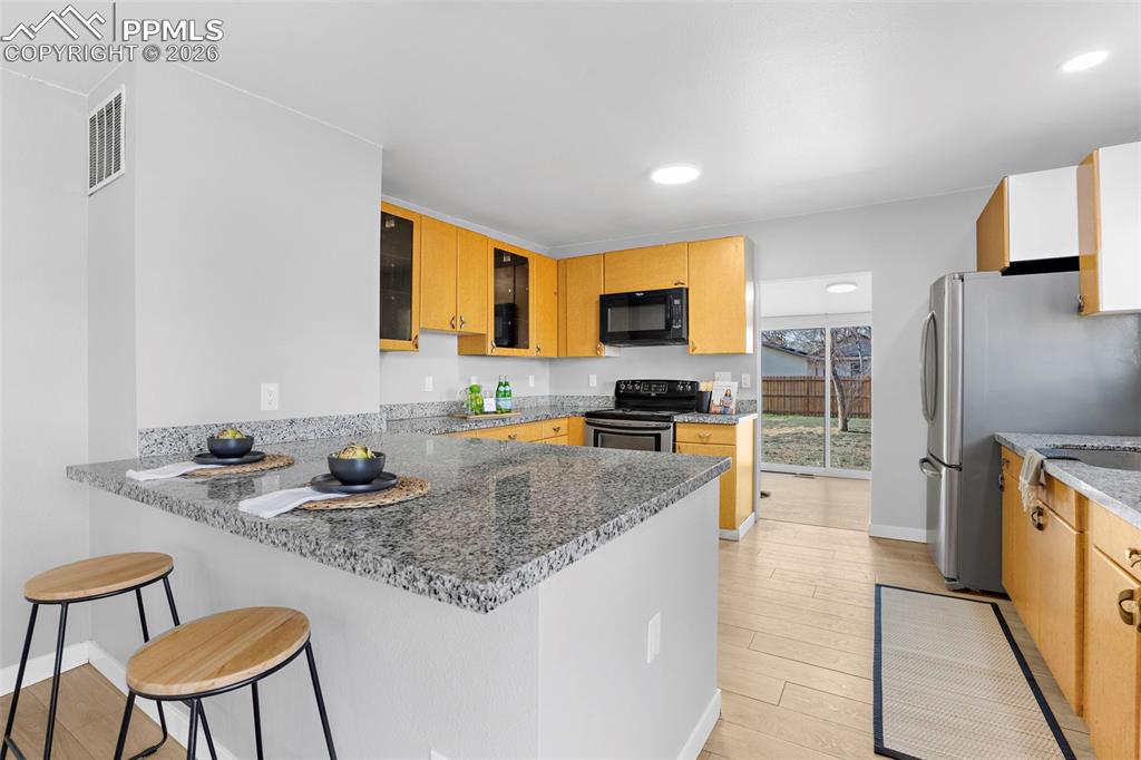 Image 18 of 30: Kitchen