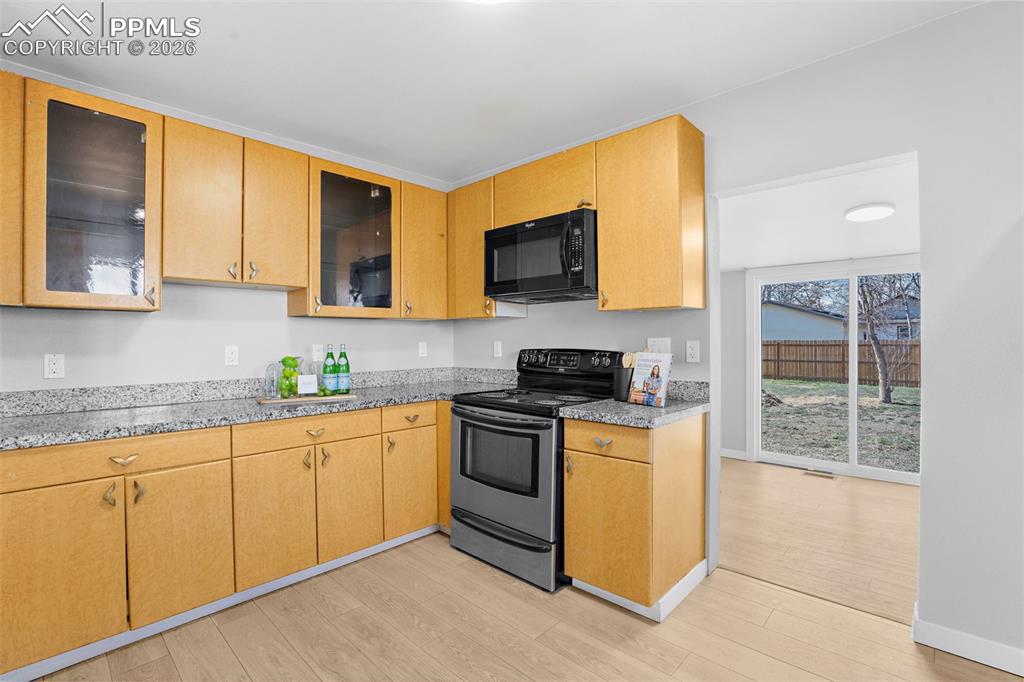 Image 19 of 30: Kitchen