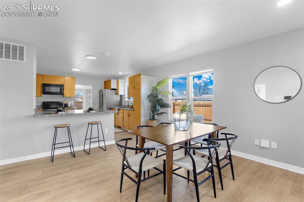 Image 6 of 30: Dining Area