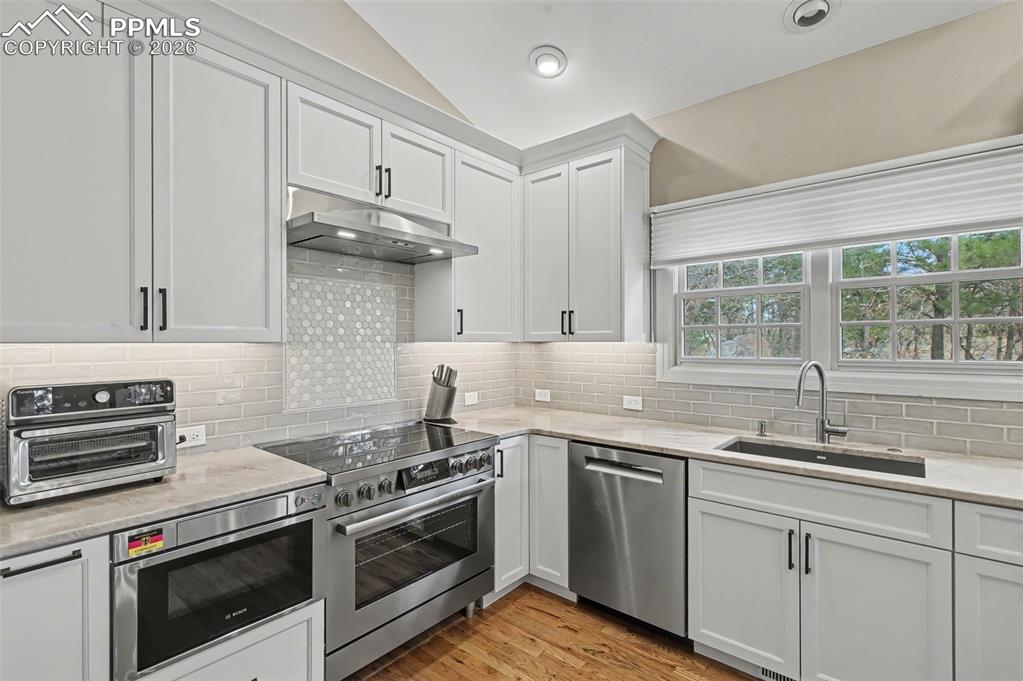 Image 7 of 45: Sleek, refined finishes in the state-of-the-art kitchen reflect a commitmen