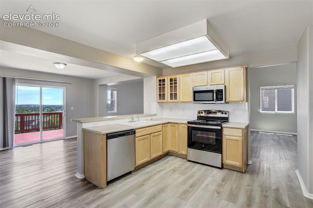 Image 15 of 35: Kitchen