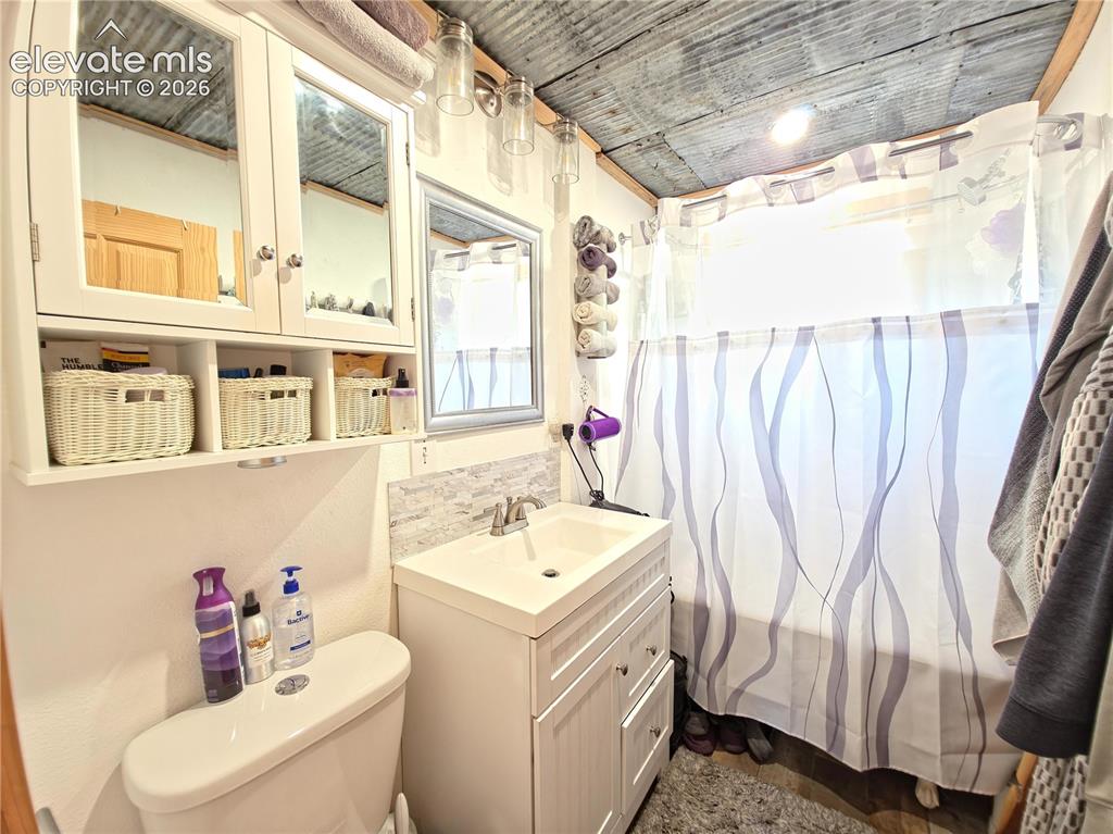 Image 11 of 24: Bathroom