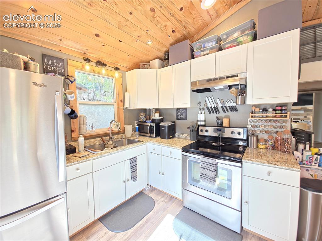Image 6 of 24: Kitchen