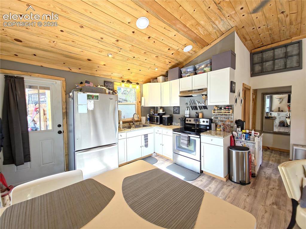 Image 8 of 24: Kitchen