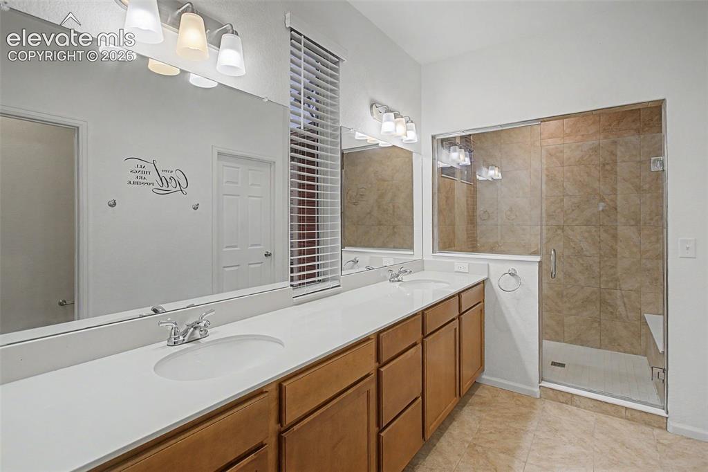 Image 18 of 36: Bathroom