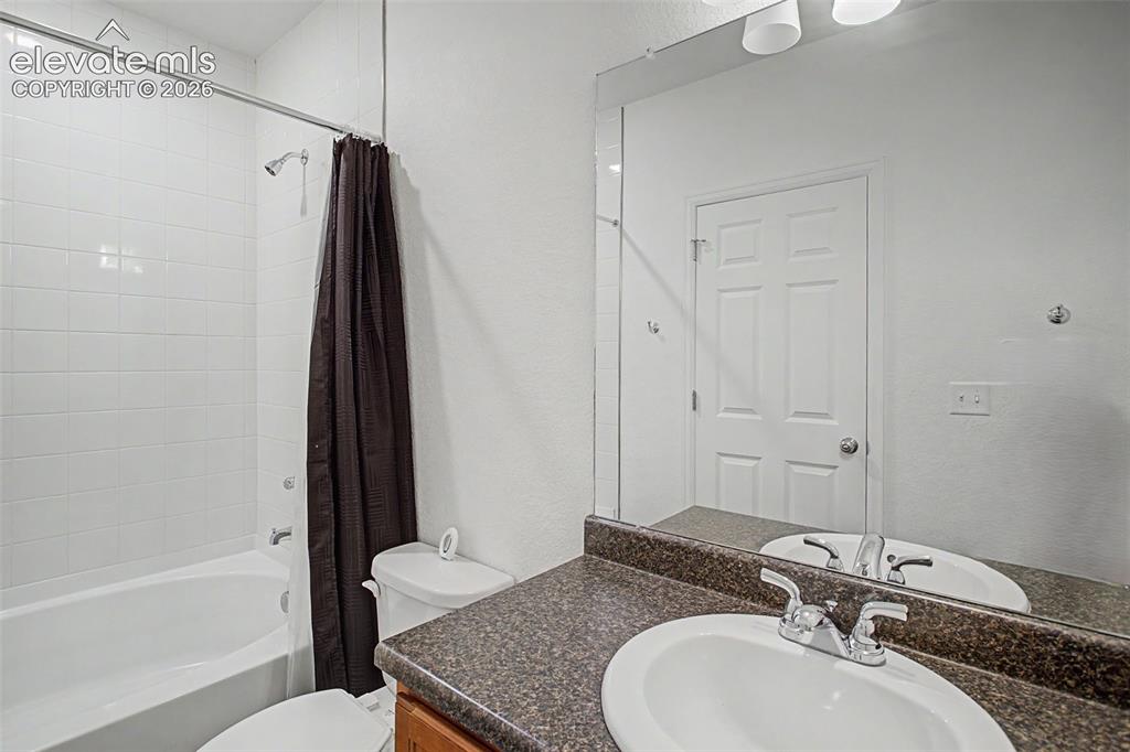 Image 30 of 36: Bathroom