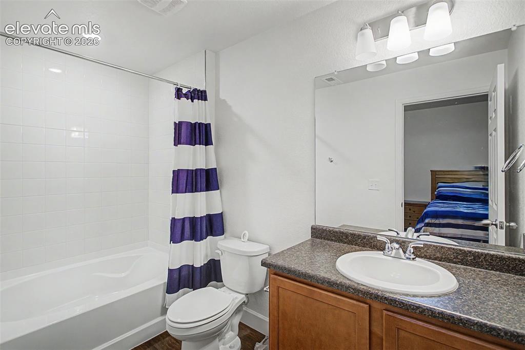Image 33 of 36: Bathroom