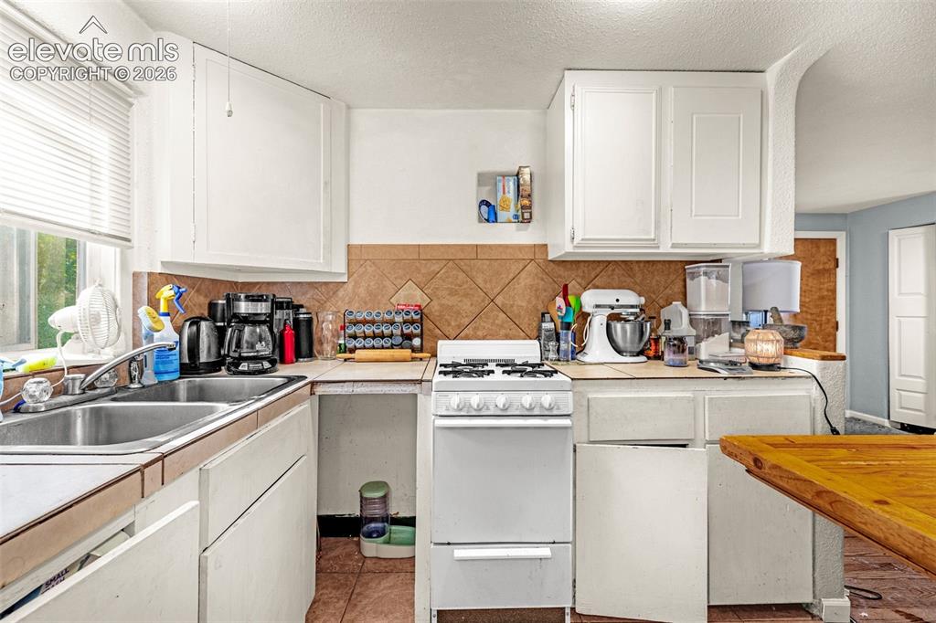 Image 10 of 19: Kitchen