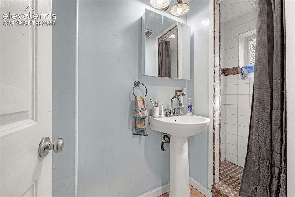 Image 14 of 19: Bathroom