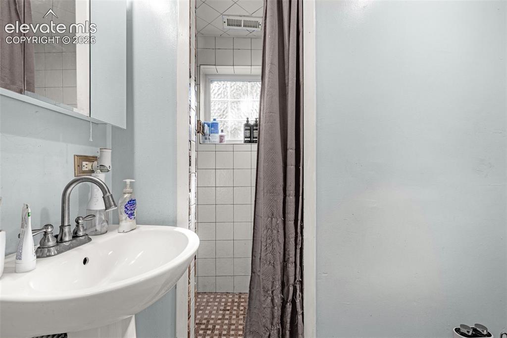 Image 15 of 19: Bathroom