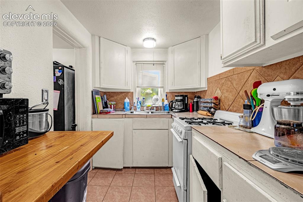 Image 8 of 19: Kitchen