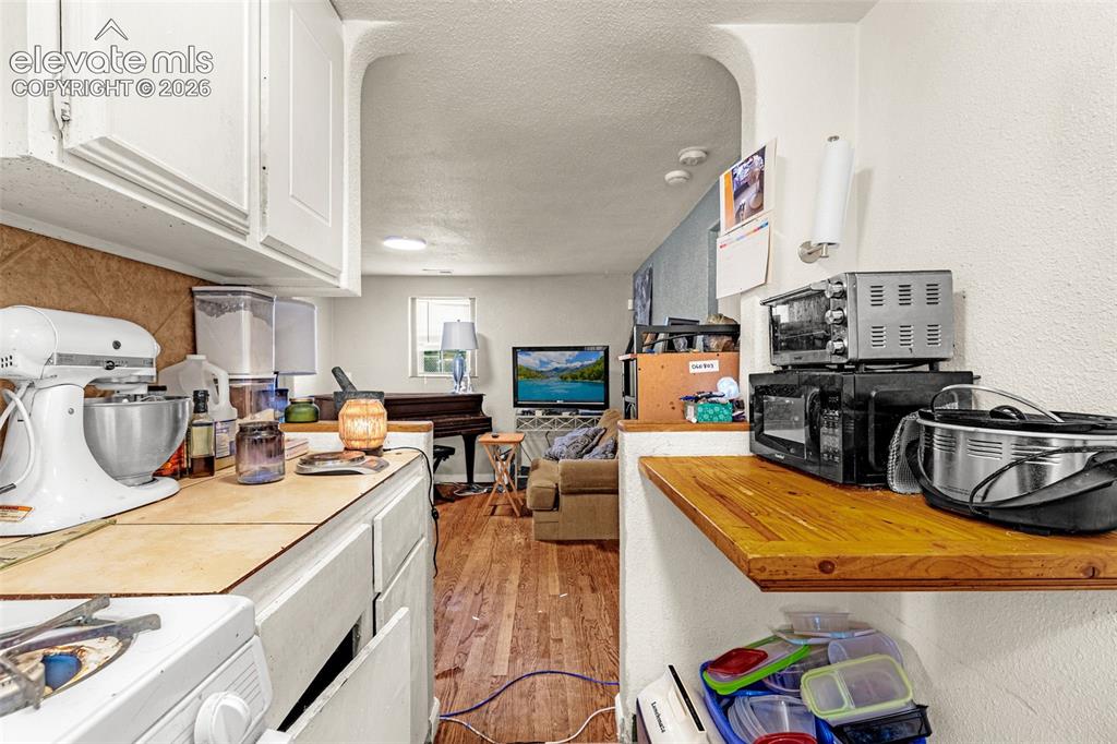 Image 9 of 19: Kitchen