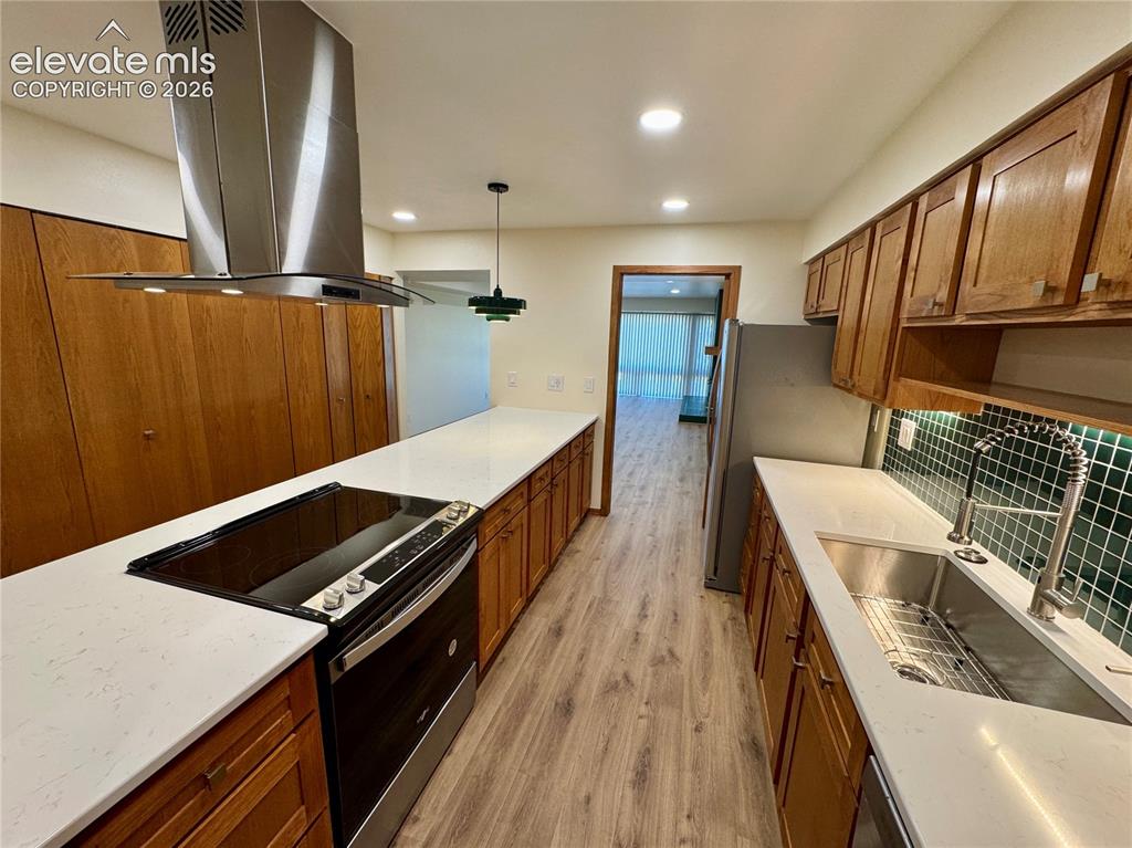 Image 6 of 24: Kitchen
