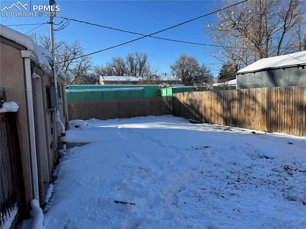 Image 18 of 23: Yard