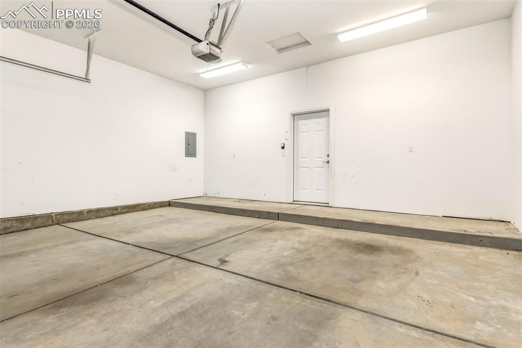 Image 31 of 34: 2 car garage 