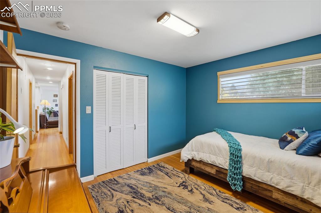 Image 21 of 50: Soaking tub with view to the back yard
