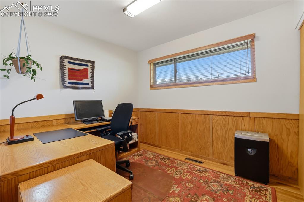 Image 22 of 50: Easy maintenance wall and floor tiles