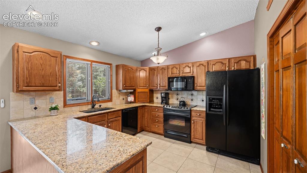 Image 12 of 40: Kitchen