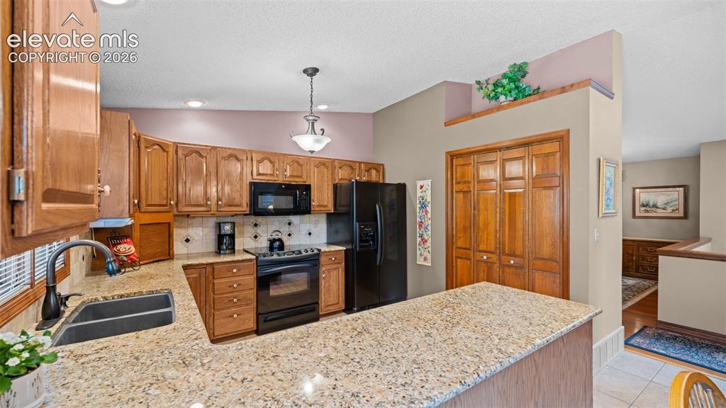 Image 13 of 40: Kitchen