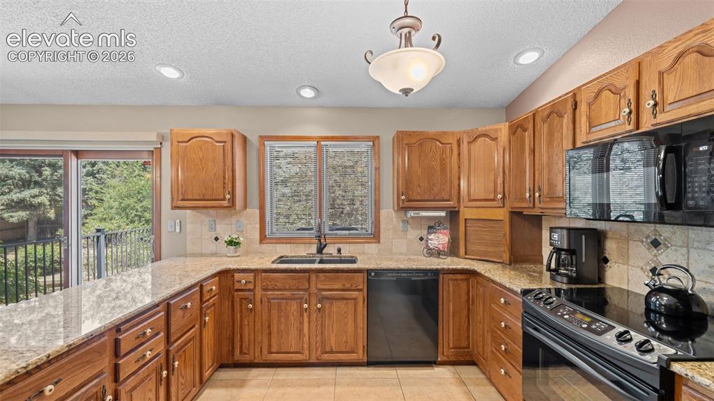 Image 14 of 40: Kitchen