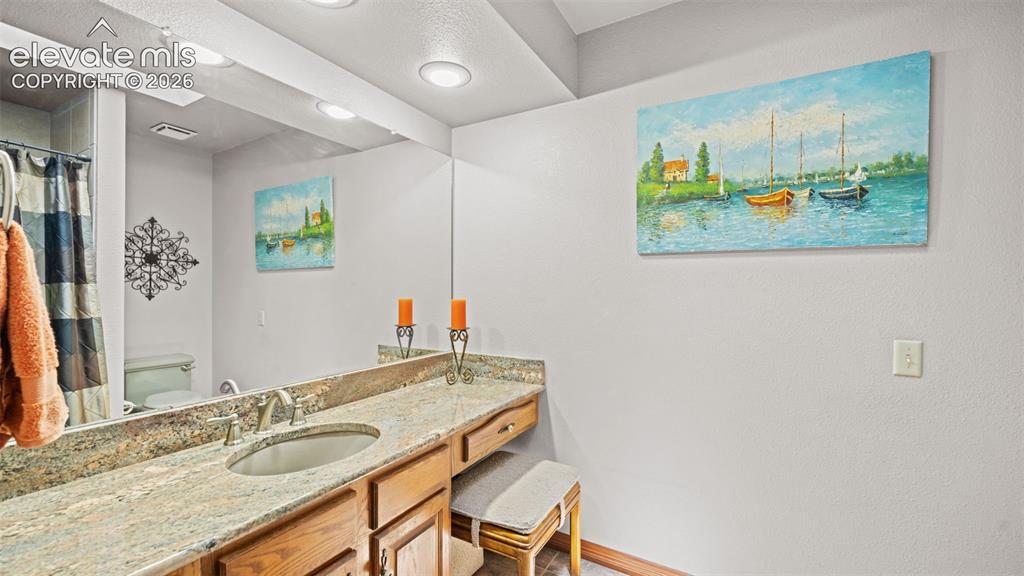 Image 15 of 40: Bathroom