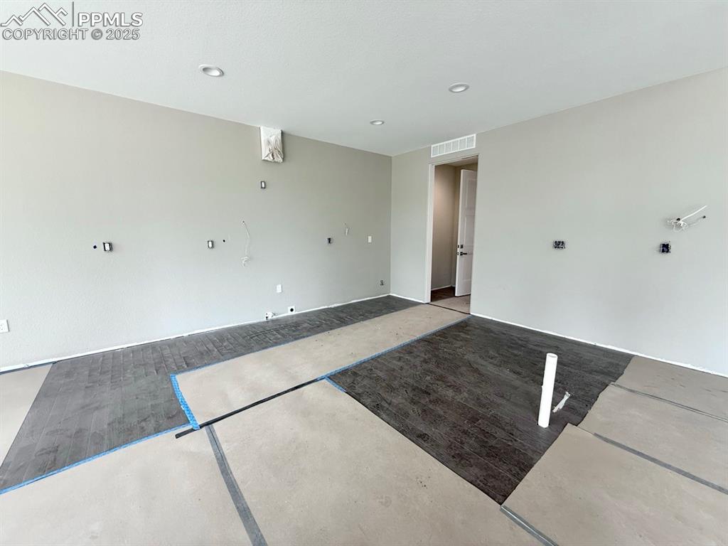 Image 12 of 23: Gourmet Kitchen, Quartz Countertops, Wood Flooring, Stainless Steel Applian