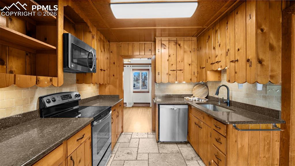 Image 11 of 48: Kitchen