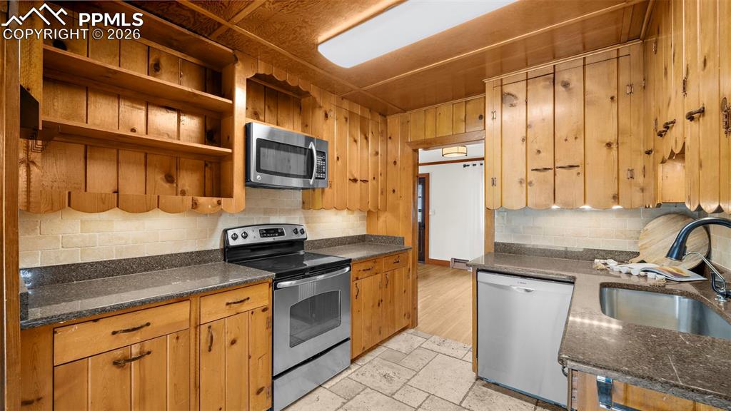 Image 12 of 48: Kitchen