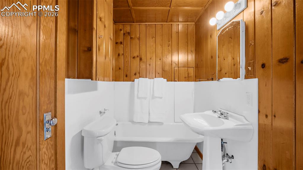 Image 18 of 48: Bathroom