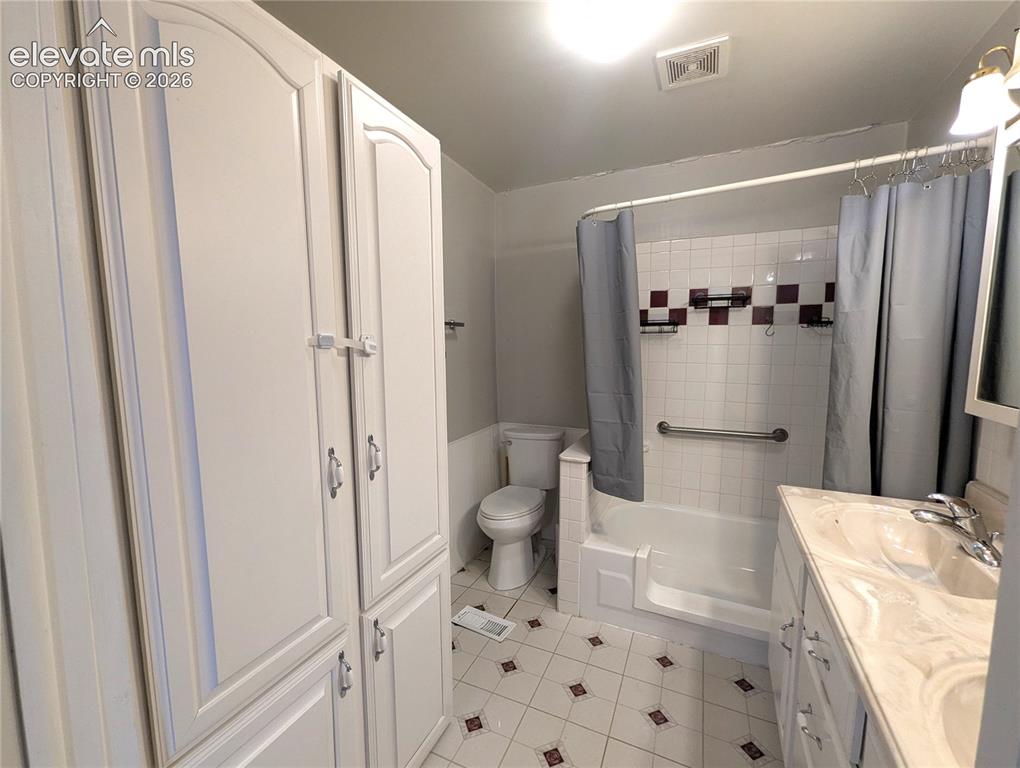 Image 10 of 21: Bathroom