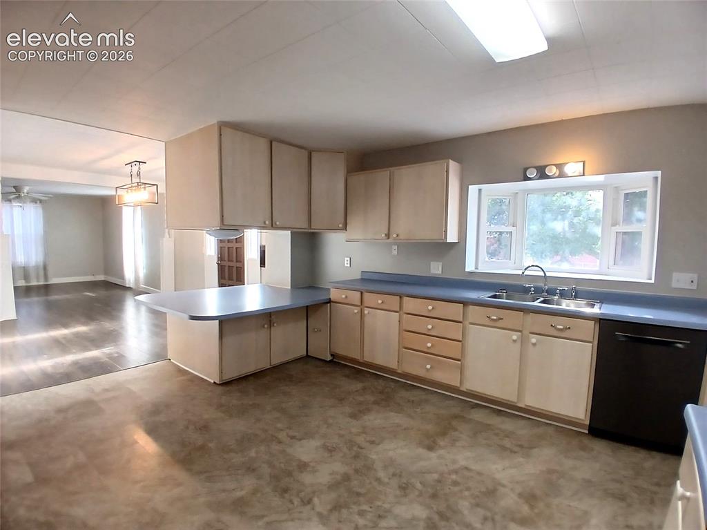 Image 4 of 21: Kitchen