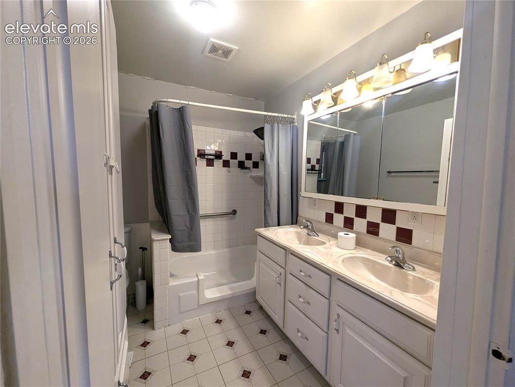 Image 9 of 21: Bathroom
