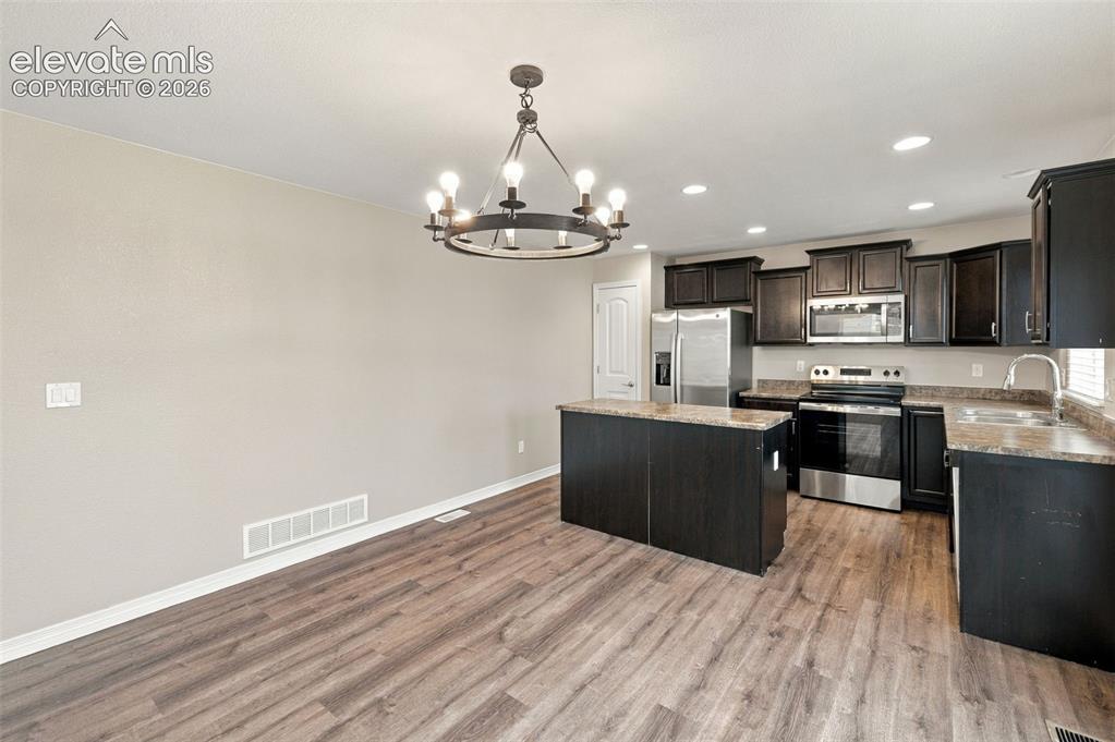Image 11 of 50: Dining Area