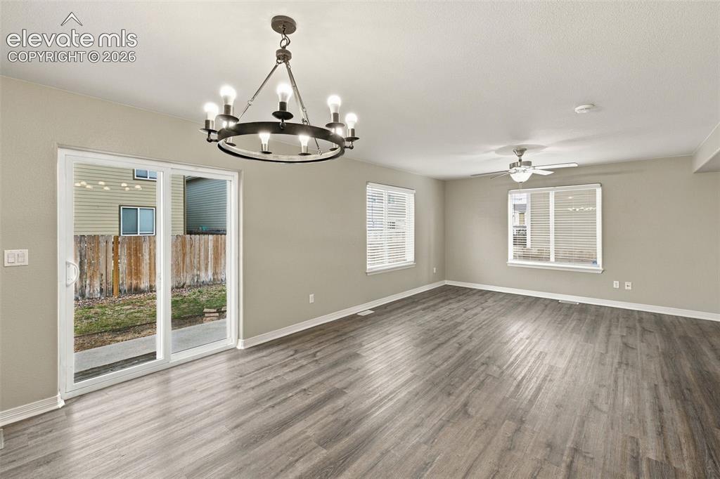 Image 13 of 50: Dining Area