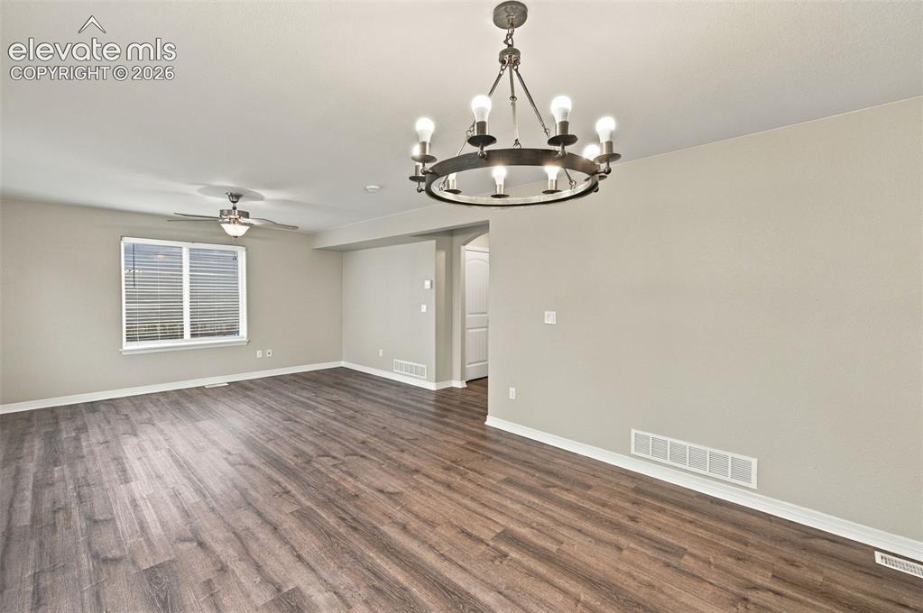 Image 14 of 50: Dining Area