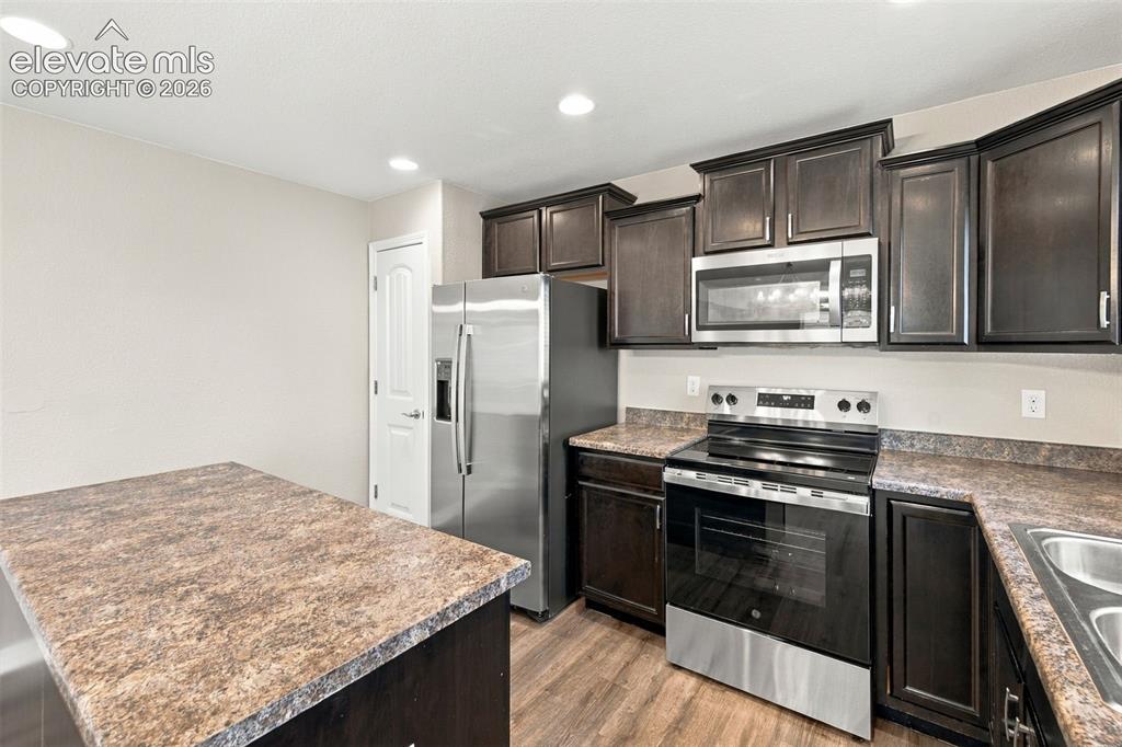 Image 15 of 50: Kitchen