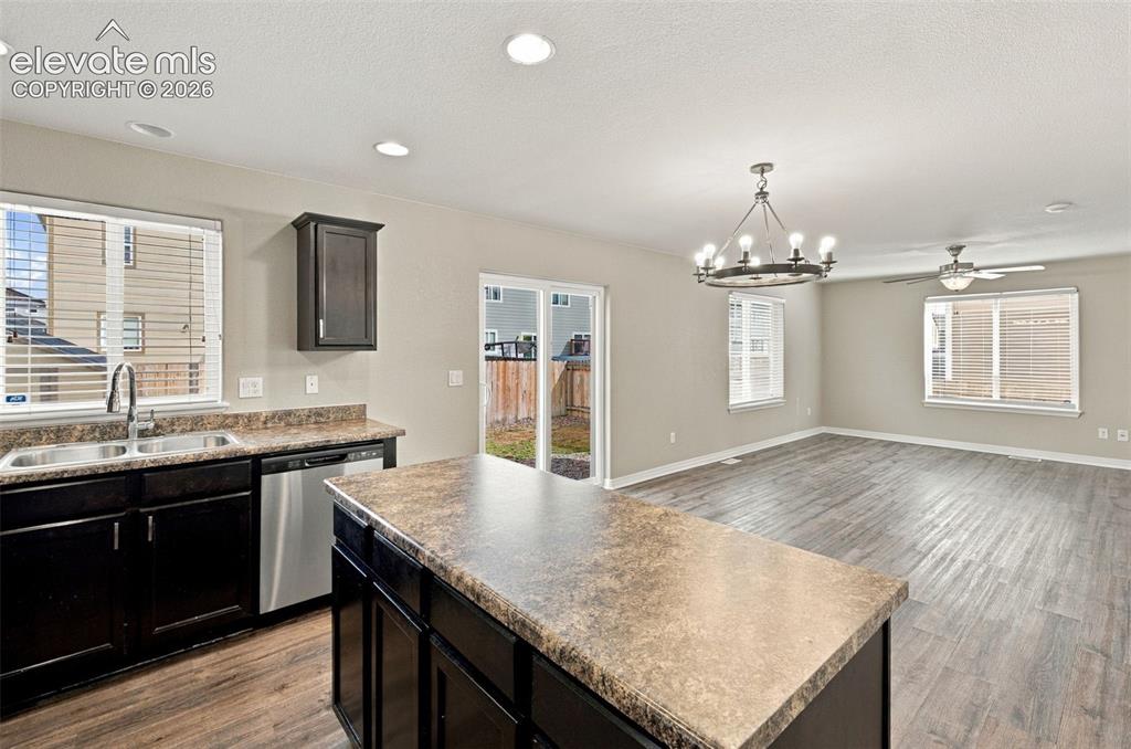 Image 18 of 50: Kitchen