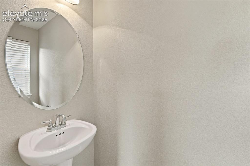 Image 6 of 50: Bathroom