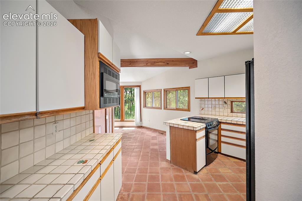 Image 15 of 49: Kitchen