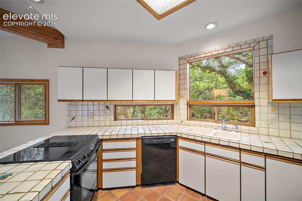 Image 16 of 49: Kitchen