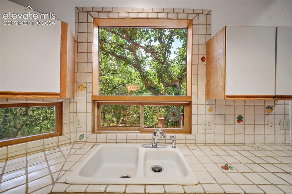 Image 17 of 49: Kitchen