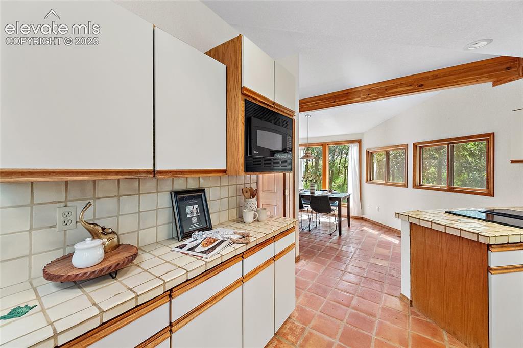 Image 17 of 49: Kitchen
