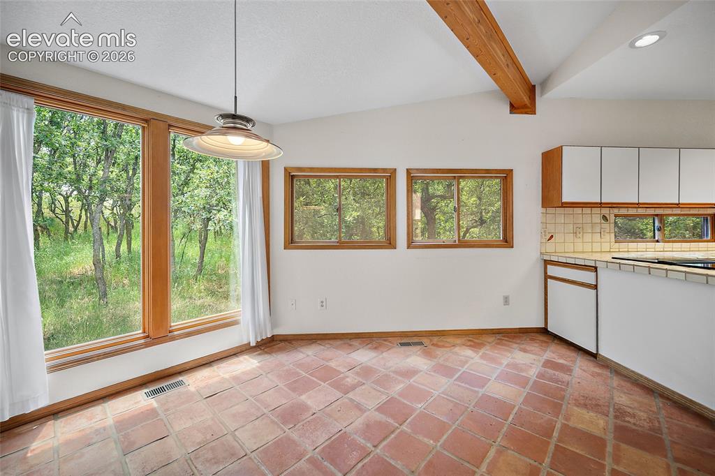 Image 18 of 49: Dining Area