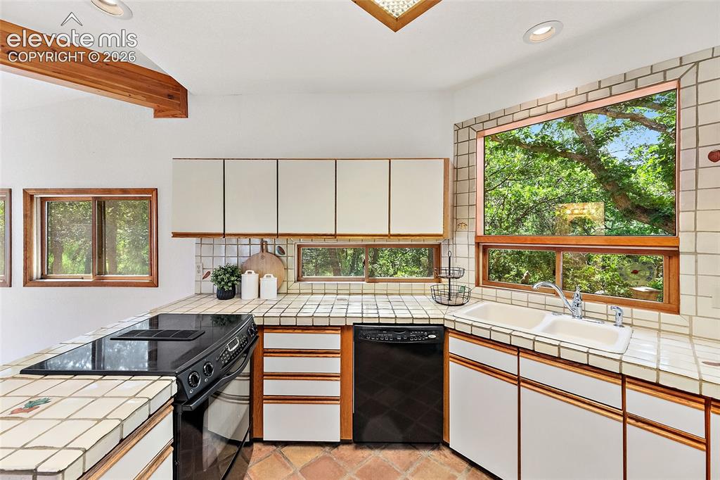 Image 18 of 49: Kitchen