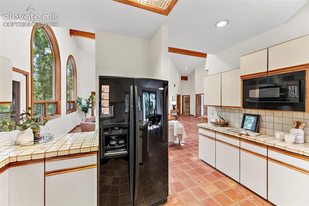 Image 19 of 49: Kitchen