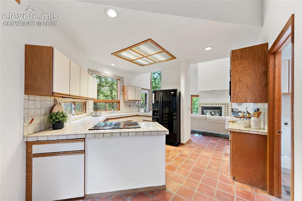 Image 20 of 49: Kitchen