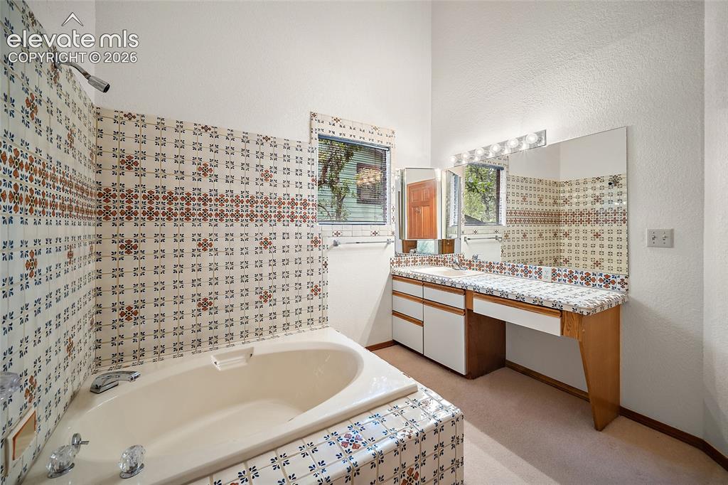 Image 23 of 49: Bathroom