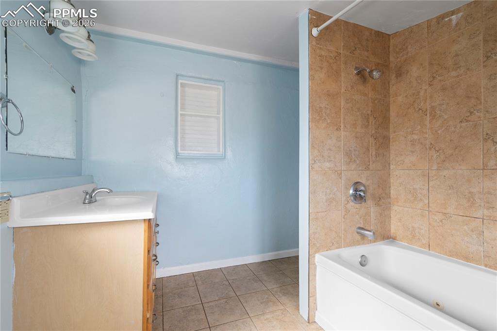 Image 13 of 21: Bathroom