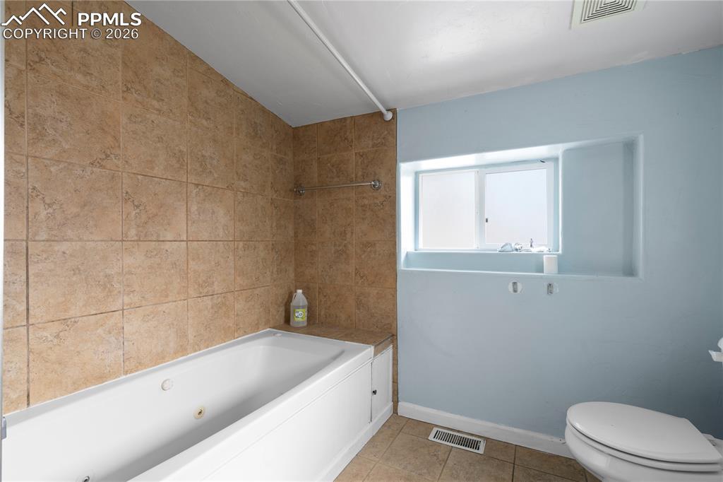 Image 14 of 21: Bathroom